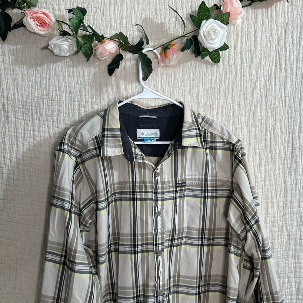 Columbia Cream and Black Casual Button Down Shirt